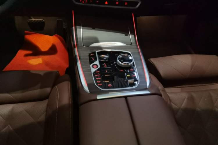 Used BMW X7 2024 xDrive40i Luxury Package – Leading Model Gear Lever