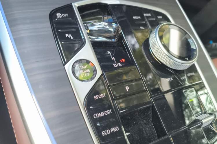 Used BMW X7 2024 xDrive40i Luxury Package – Leading Model Gear Lever