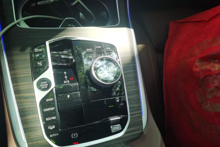 Used BMW X7 2024 xDrive40i Luxury Package – Leading Model Gear Lever
