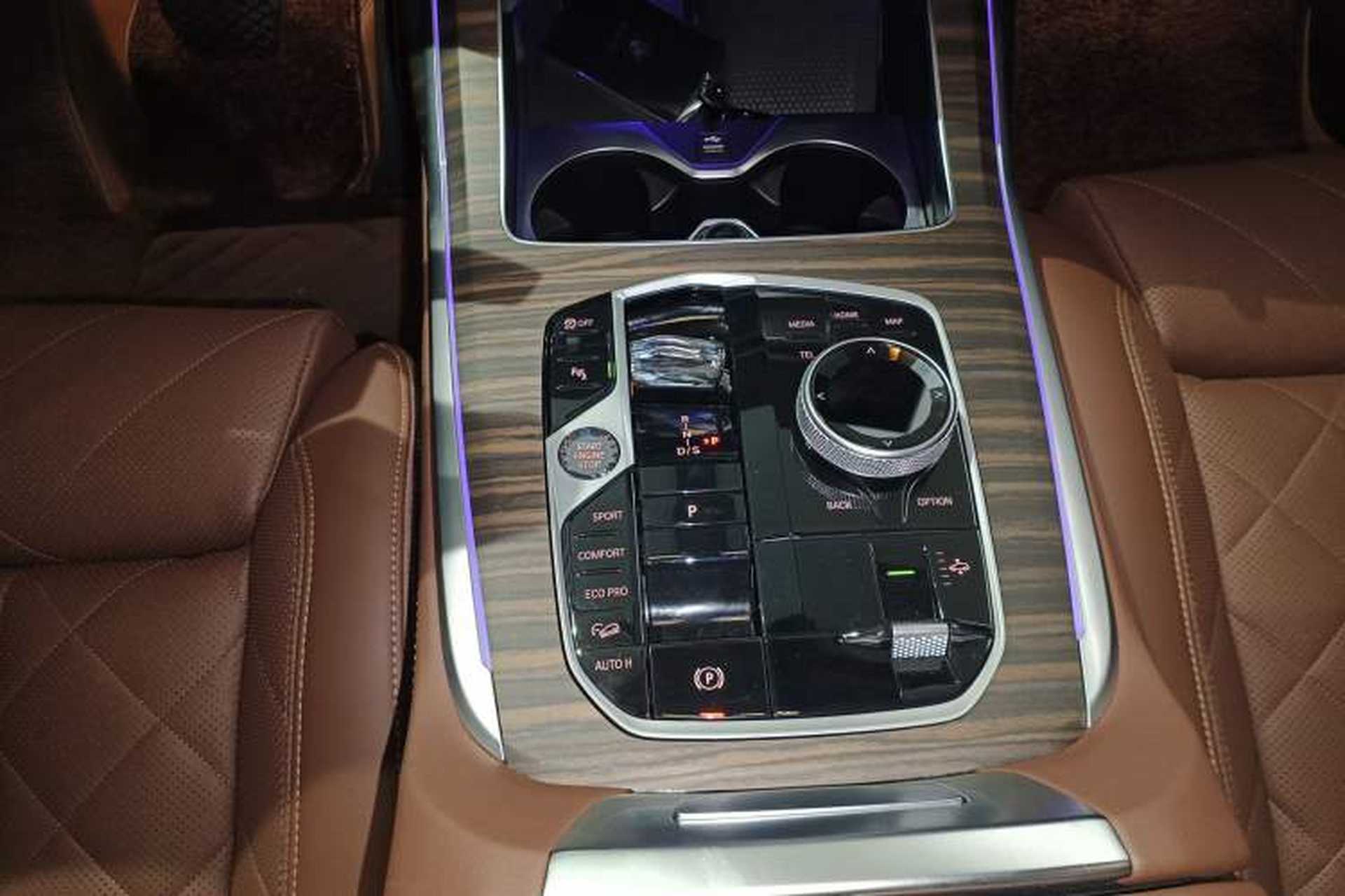 Used BMW X7 2024 xDrive40i Luxury Package – Leading Model Gear Lever