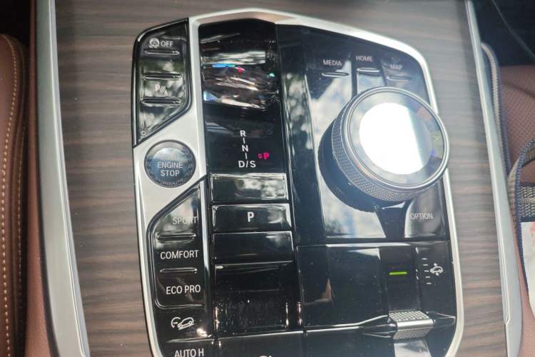 Used BMW X7 2024 xDrive40i Luxury Package – Leading Model Gear Lever
