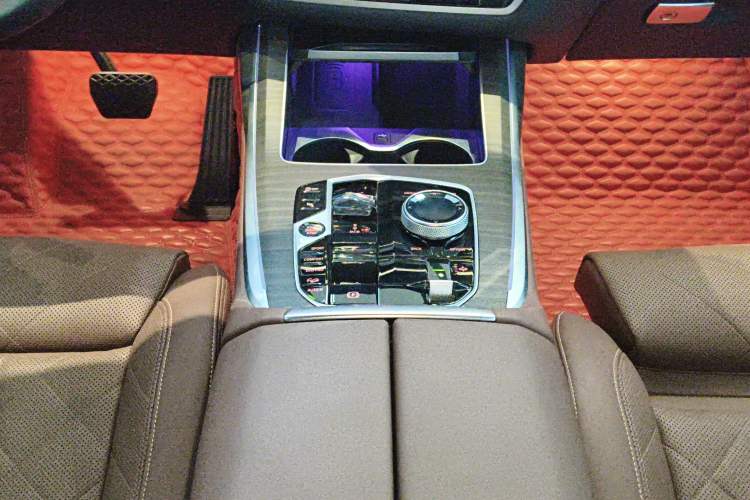 Used BMW X7 2024 xDrive40i Luxury Package – Leading Model Gear Lever
