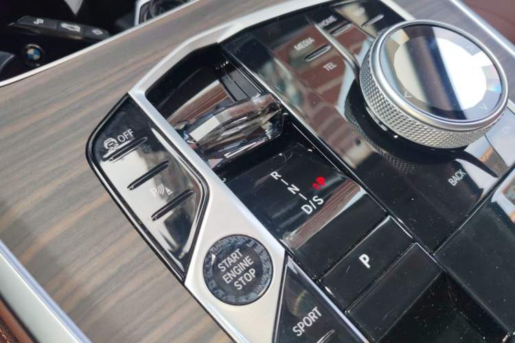 Used BMW X7 2024 xDrive40i Luxury Package – Leading Model Gear Lever