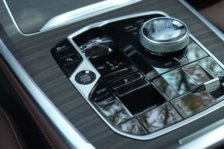 Used BMW X7 2024 xDrive40i Luxury Package – Leading Model Gear Lever