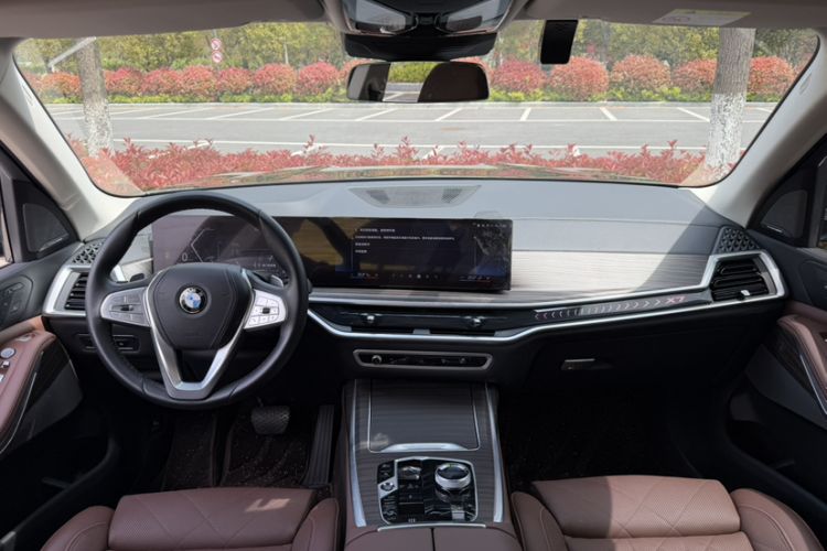 Used BMW X7 2024 xDrive40i Luxury Package – Leading Model Interior 1