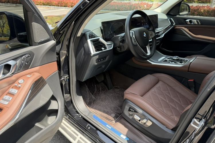 Used BMW X7 2024 xDrive40i Luxury Package – Leading Model Interior 3