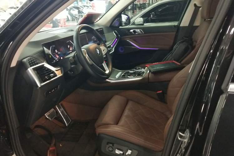 Used BMW X7 2024 xDrive40i Luxury Package – Leading Model Left Front Seat