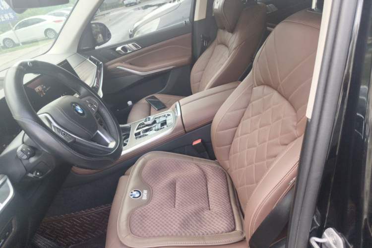Used BMW X7 2024 xDrive40i Luxury Package – Leading Model Left Front Seat