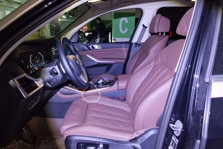 Used BMW X7 2024 xDrive40i Luxury Package – Leading Model Left Front Seat