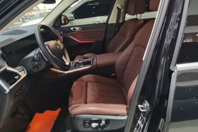 Used BMW X7 2024 xDrive40i Luxury Package – Leading Model Left Front Seat