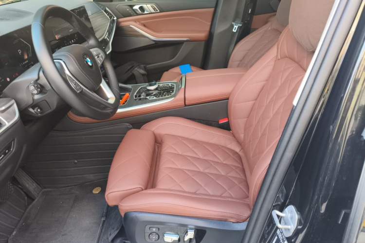 Used BMW X7 2024 xDrive40i Luxury Package – Leading Model Left Front Seat
