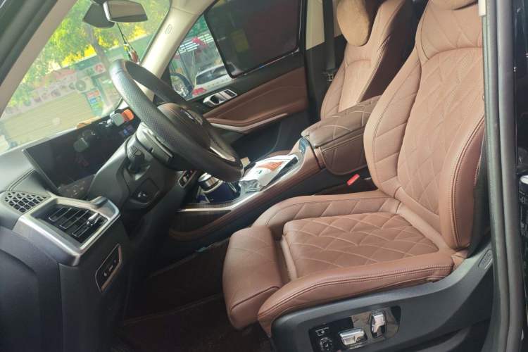 Used BMW X7 2024 xDrive40i Luxury Package – Leading Model Left Front Seat