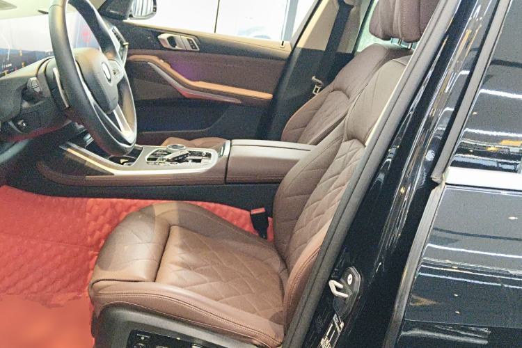 Used BMW X7 2024 xDrive40i Luxury Package – Leading Model Left Front Seat