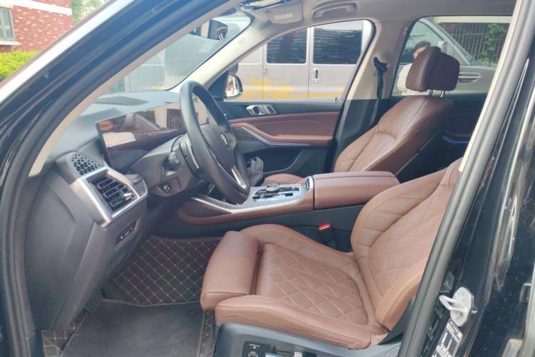 Used BMW X7 2024 xDrive40i Luxury Package – Leading Model Left Front Seat