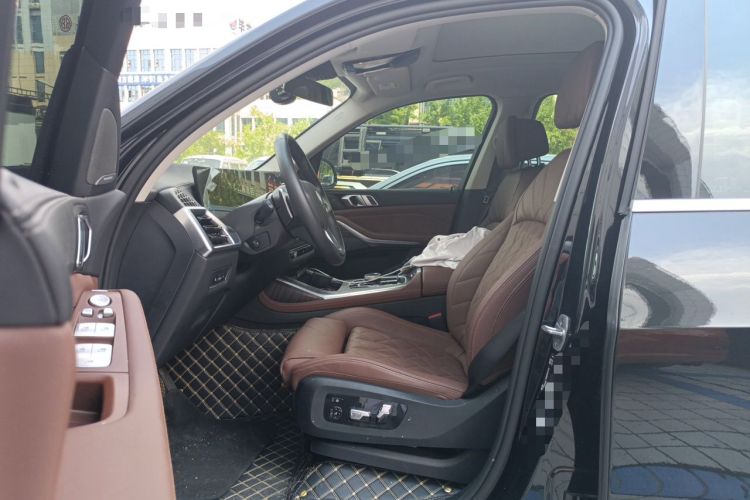 Used BMW X7 2024 xDrive40i Luxury Package – Leading Model Left Front Seat