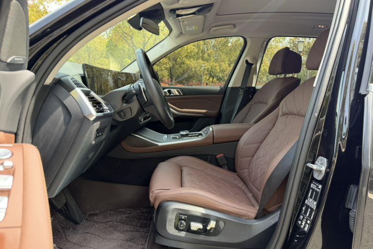 Used BMW X7 2024 xDrive40i Luxury Package – Leading Model Left Front Seat