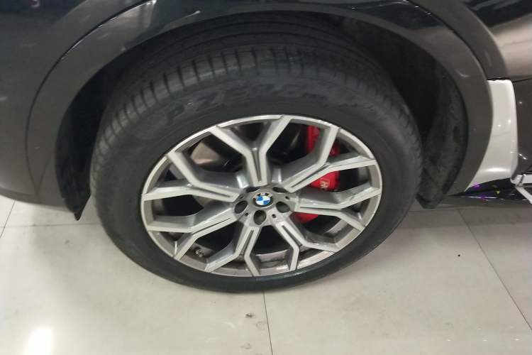 Used BMW X7 2024 xDrive40i Luxury Package – Leading Model Left Front Wheel Hub