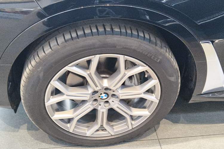 Used BMW X7 2024 xDrive40i Luxury Package – Leading Model Left Front Wheel Hub