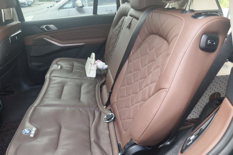 Used BMW X7 2024 xDrive40i Luxury Package – Leading Model Left Rear Seat