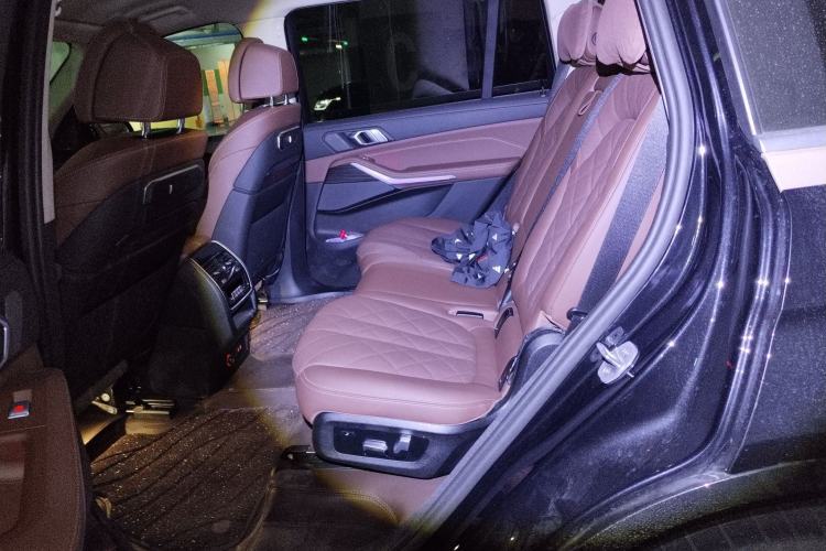 Used BMW X7 2024 xDrive40i Luxury Package – Leading Model Left Rear Seat