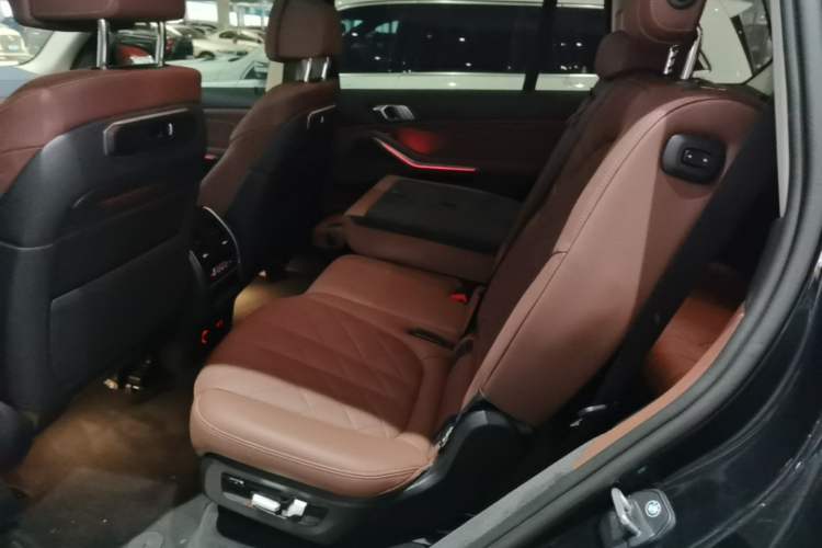 Used BMW X7 2024 xDrive40i Luxury Package – Leading Model Left Rear Seat