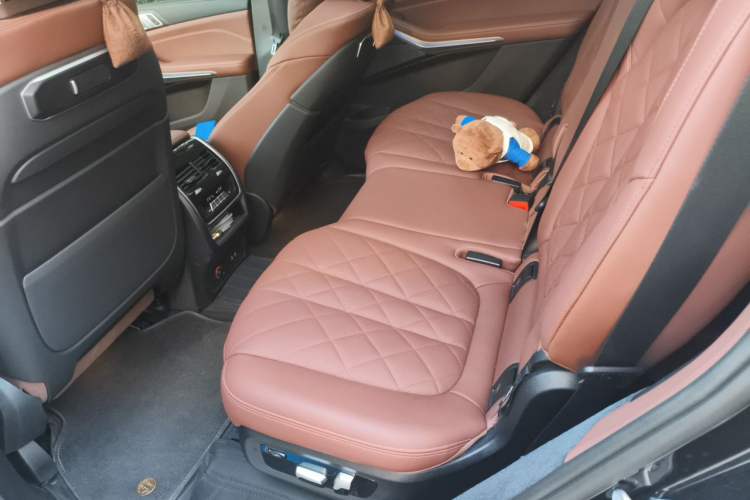 Used BMW X7 2024 xDrive40i Luxury Package – Leading Model Left Rear Seat