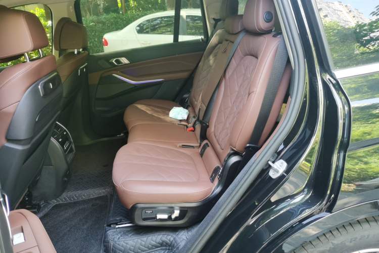 Used BMW X7 2024 xDrive40i Luxury Package – Leading Model Left Rear Seat