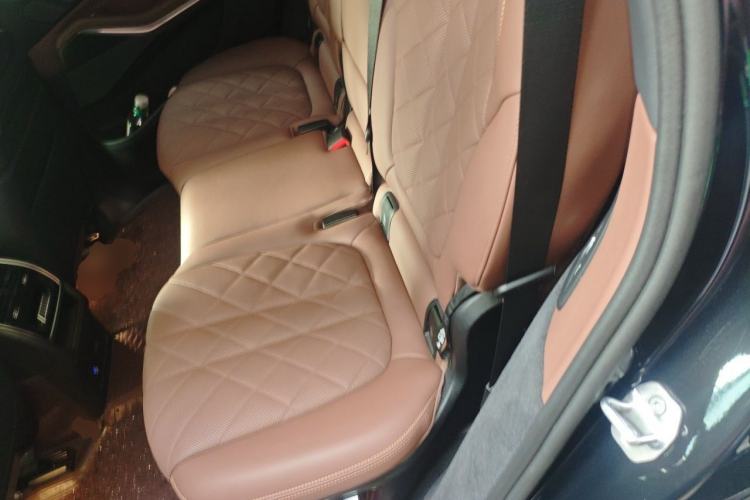 Used BMW X7 2024 xDrive40i Luxury Package – Leading Model Left Rear Seat