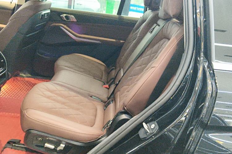 Used BMW X7 2024 xDrive40i Luxury Package – Leading Model Left Rear Seat