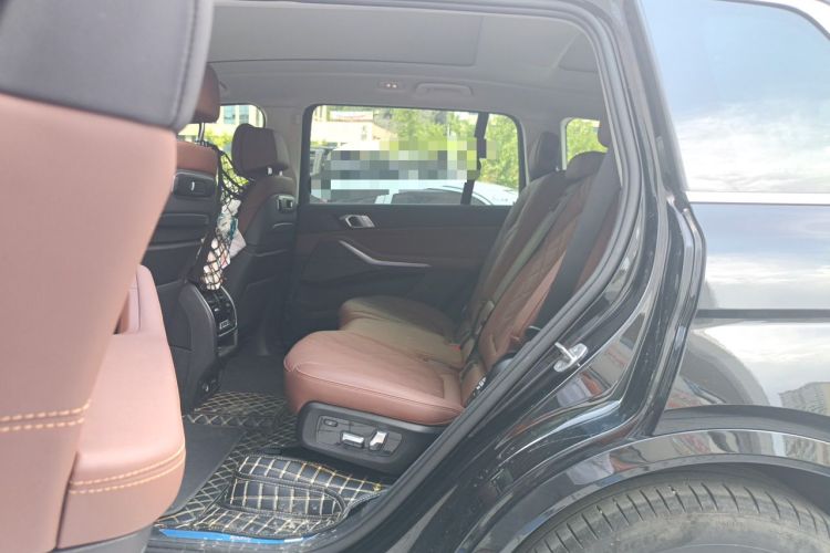 Used BMW X7 2024 xDrive40i Luxury Package – Leading Model Left Rear Seat