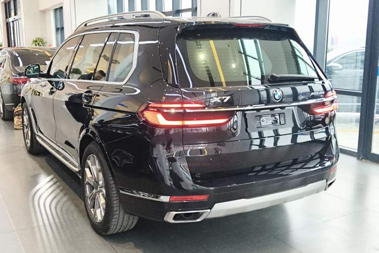 Used BMW X7 2024 xDrive40i Luxury Package – Leading Model Rear Left 45 Deg