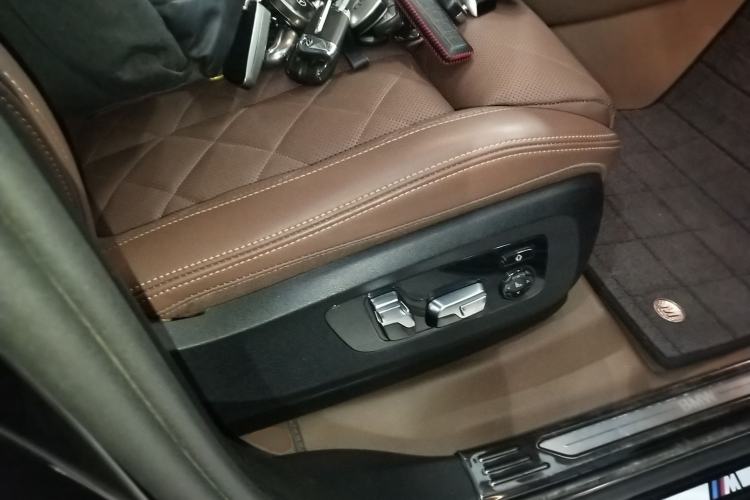 Used BMW X7 2024 xDrive40i Luxury Package – Leading Model Right Front Seat