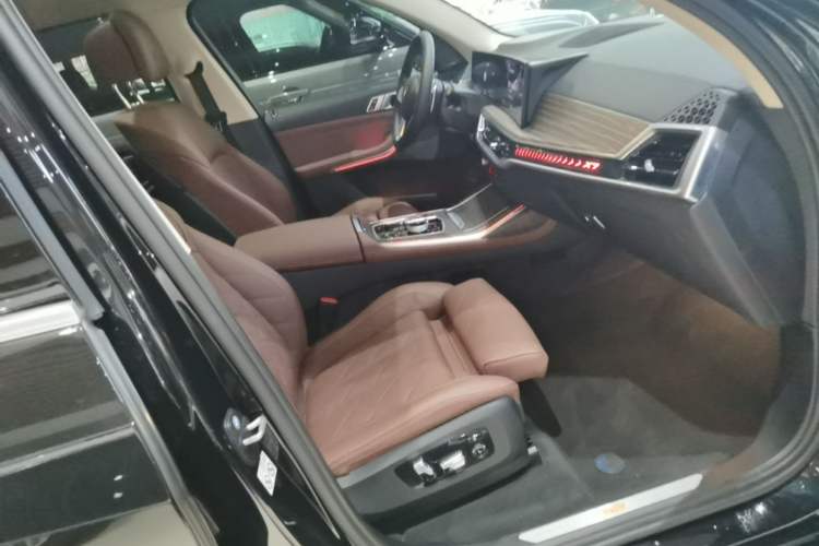 Used BMW X7 2024 xDrive40i Luxury Package – Leading Model Right Front Seat