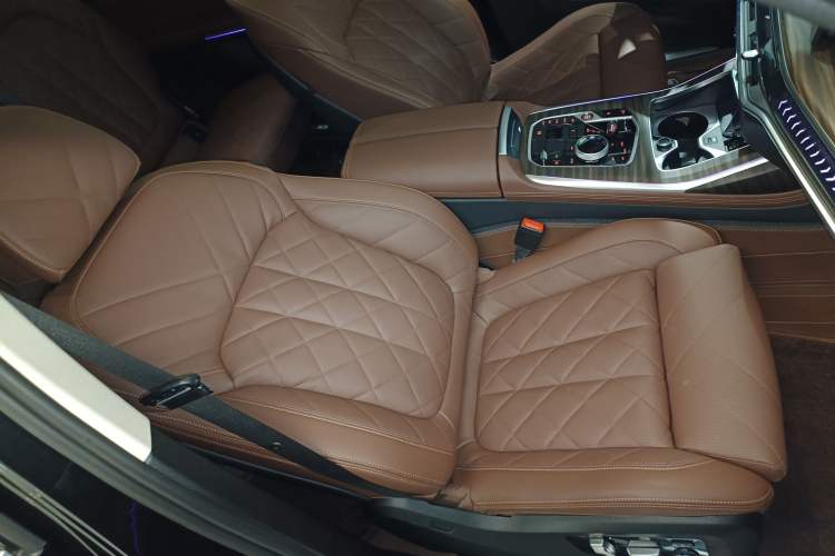 Used BMW X7 2024 xDrive40i Luxury Package – Leading Model Right Front Seat
