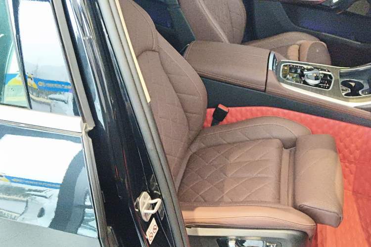 Used BMW X7 2024 xDrive40i Luxury Package – Leading Model Right Front Seat