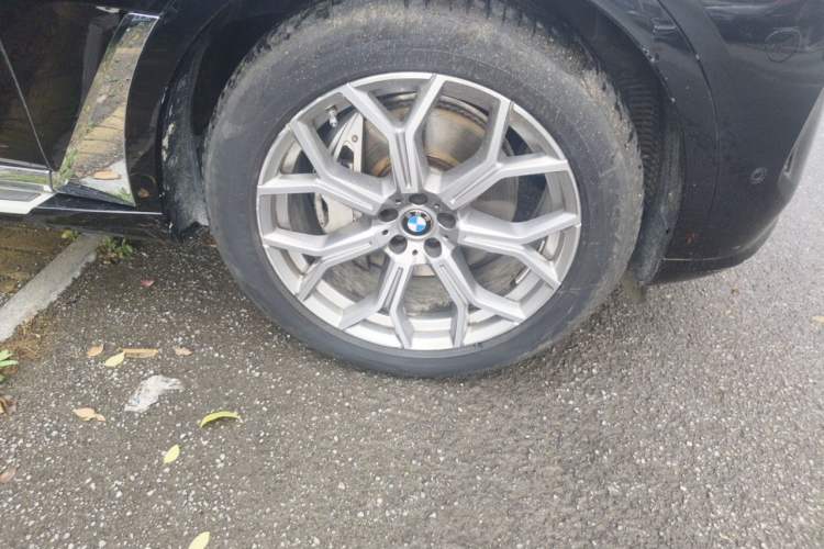 Used BMW X7 2024 xDrive40i Luxury Package – Leading Model Right Front Wheel Hub