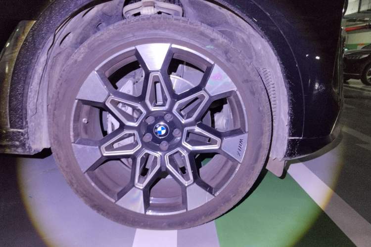 Used BMW X7 2024 xDrive40i Luxury Package – Leading Model Right Front Wheel Hub