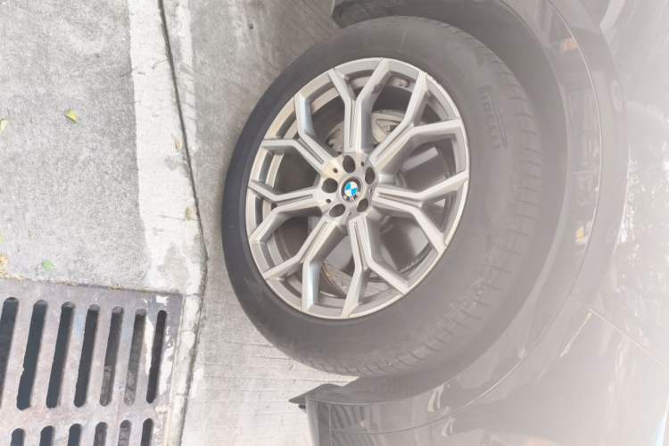 Used BMW X7 2024 xDrive40i Luxury Package – Leading Model Right Front Wheel Hub