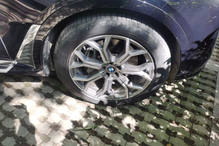 Used BMW X7 2024 xDrive40i Luxury Package – Leading Model Right Front Wheel Hub