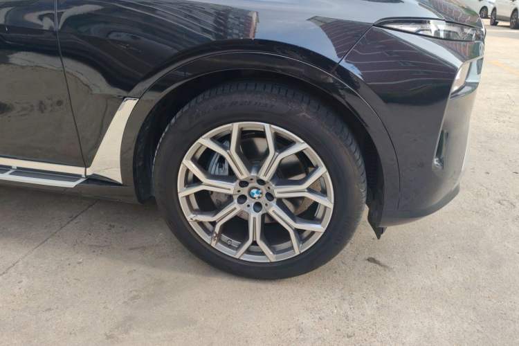 Used BMW X7 2024 xDrive40i Luxury Package – Leading Model Right Front Wheel Hub