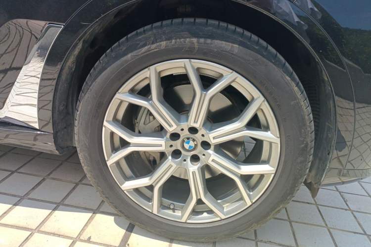 Used BMW X7 2024 xDrive40i Luxury Package – Leading Model Right Front Wheel Hub