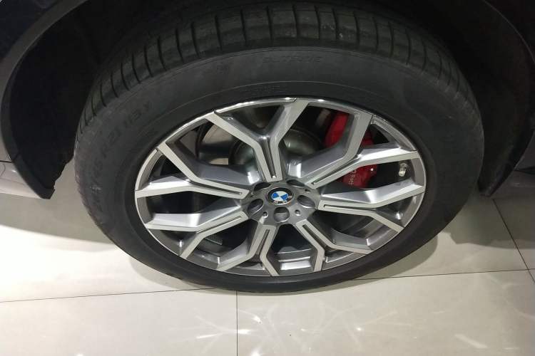 Used BMW X7 2024 xDrive40i Luxury Package – Leading Model Right Rear Wheel Hub