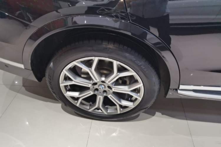 Used BMW X7 2024 xDrive40i Luxury Package – Leading Model Right Rear Wheel Hub
