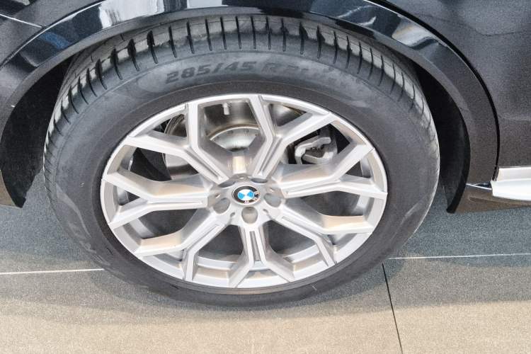 Used BMW X7 2024 xDrive40i Luxury Package – Leading Model Right Rear Wheel Hub