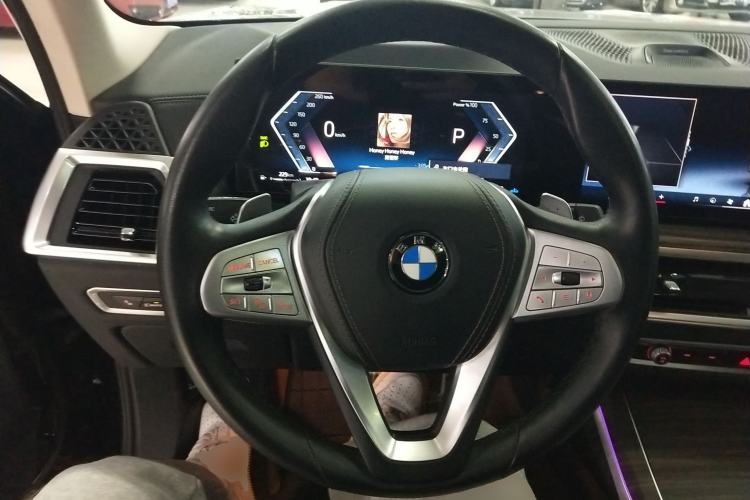 Used BMW X7 2024 xDrive40i Luxury Package – Leading Model Steering Wheel