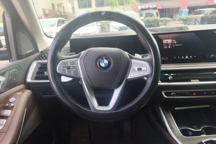 Used BMW X7 2024 xDrive40i Luxury Package – Leading Model Steering Wheel