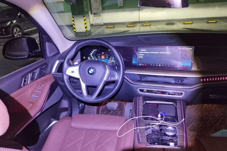 Used BMW X7 2024 xDrive40i Luxury Package – Leading Model Steering Wheel