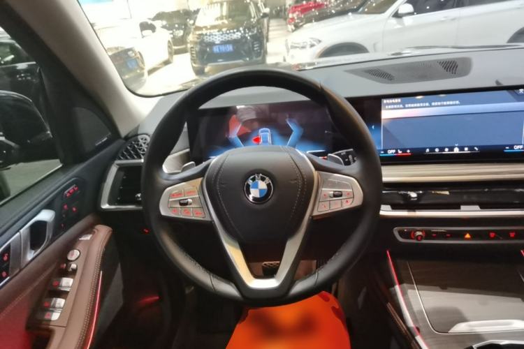Used BMW X7 2024 xDrive40i Luxury Package – Leading Model Steering Wheel