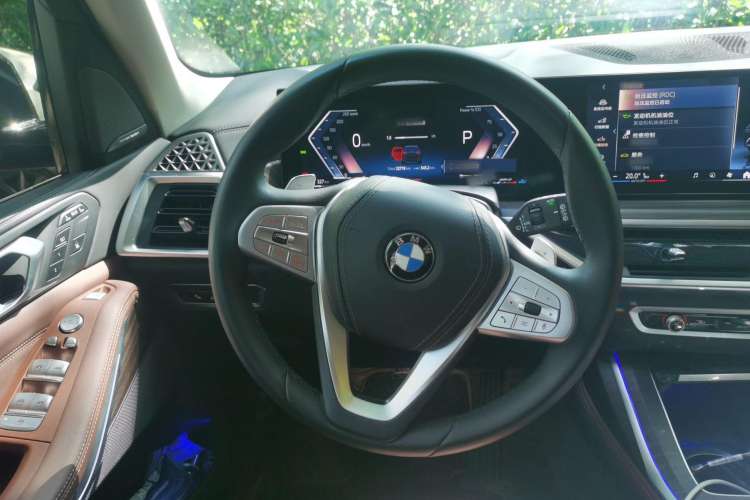 Used BMW X7 2024 xDrive40i Luxury Package – Leading Model Steering Wheel
