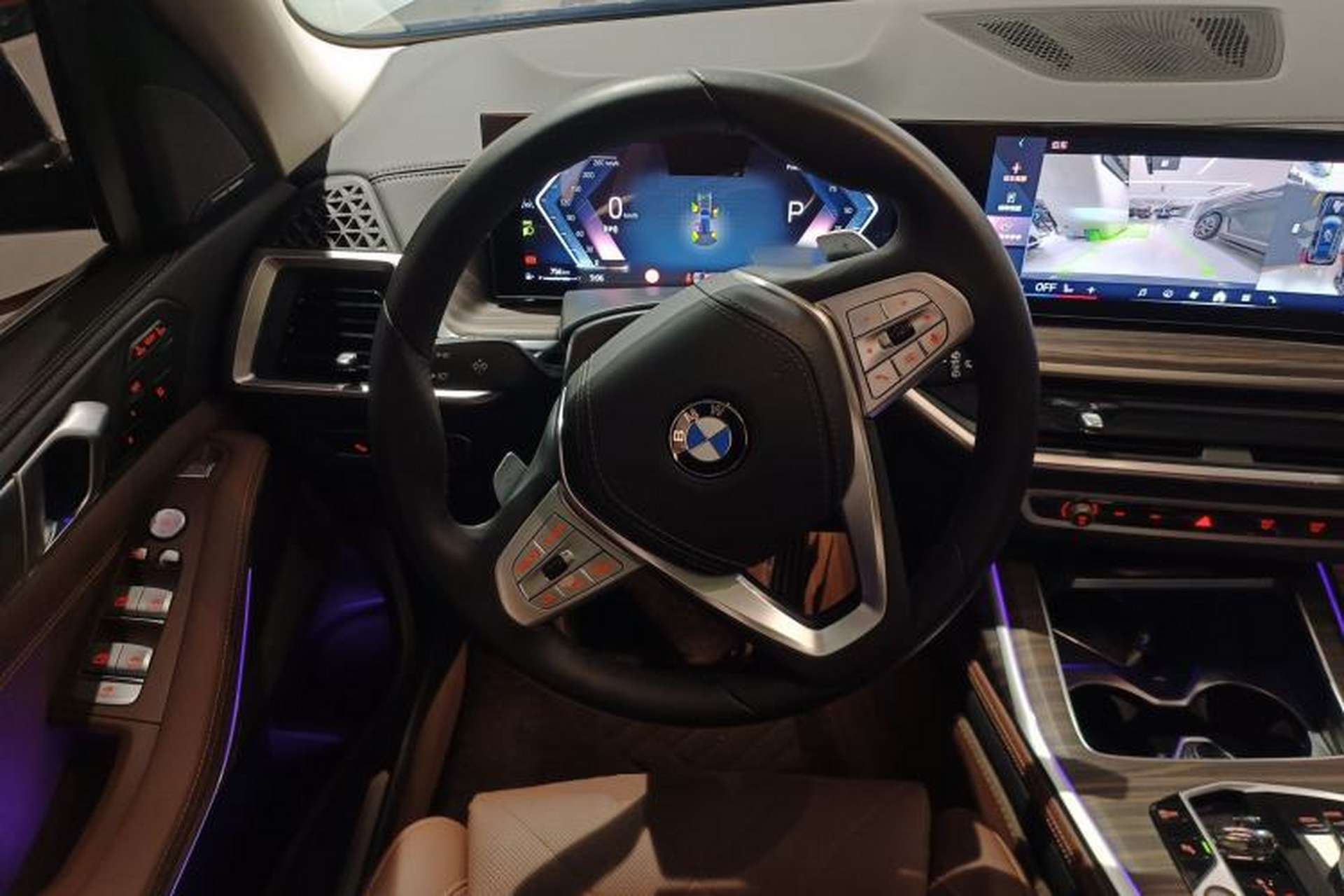 Used BMW X7 2024 xDrive40i Luxury Package – Leading Model Steering Wheel